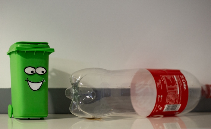 Plastik w mieście – czyli kilka słów o jednorazowych produktach i recyklomatach